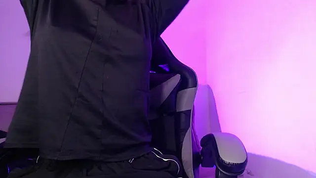 Snapshot of GwenHazel chatting on November 2025 11:21:02 AM GwenHazel online show from November 2025 11:21:02 AM