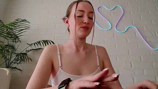 WhitePrincessLuna online show from May 2026 01:05:01 PM