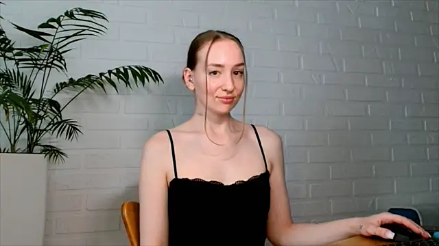 Snapshot of WhitePrincessLuna chatting on June 2026 02:32:01 PM WhitePrincessLuna online show from June 2026 02:32:01 PM