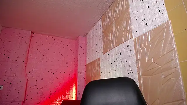 Snapshot of emmydurant chatting on December 2025 08:05:02 PM emmydurant online show from December 2025 08:05:02 PM