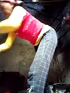 Snapshot of -Xuka-200 chatting on December 2025 01:33:02 AM -Xuka-200 online show from December 2025 01:33:02 AM