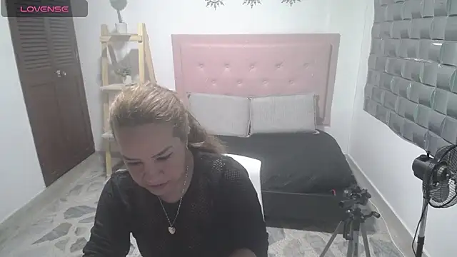 Dulce  Lovee online show from December 2025 09:02:01 PM