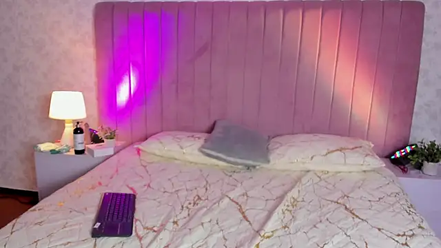 Snapshot of RobinBennett chatting on October 2025 04:47:02 PM RobinBennett online show from October 2025 04:47:02 PM