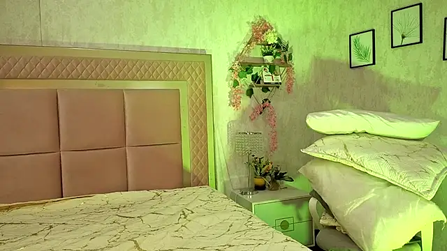 Snapshot of RobinBennett chatting on October 2025 12:16:02 PM RobinBennett online show from October 2025 12:16:02 PM