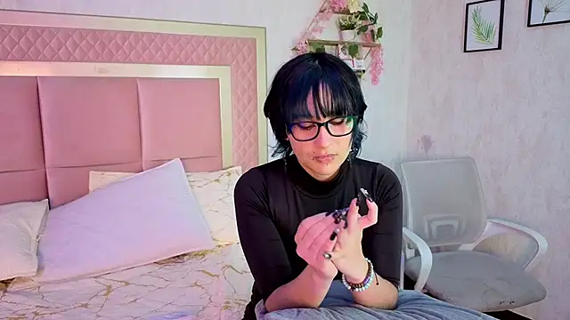 Snapshot of RobinBennett chatting on October 2025 01:56:02 PM RobinBennett online show from October 2025 01:56:02 PM