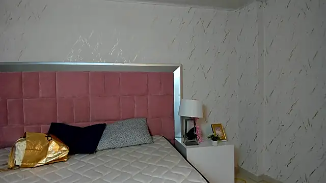 Snapshot of RobinBennett chatting on November 2025 05:18:02 AM RobinBennett online show from November 2025 05:18:02 AM