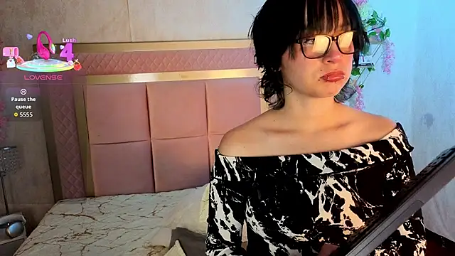 Snapshot of RobinBennett chatting on November 2025 12:18:01 PM RobinBennett online show from November 2025 12:18:01 PM