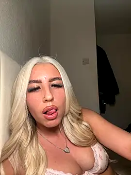 Snapshot of BlondeBetty chatting on December 2025 08:40:01 PM BlondeBetty online show from December 2025 08:40:01 PM