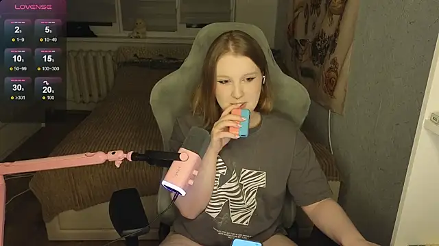 Snapshot of OliviaBlade chatting on October 2025 01:56:02 PM OliviaBlade online show from October 2025 01:56:02 PM