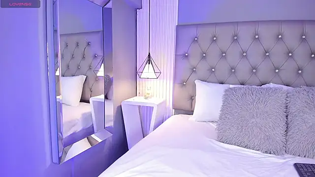 LunaBloomn online show from December 2025 05:09:01 PM