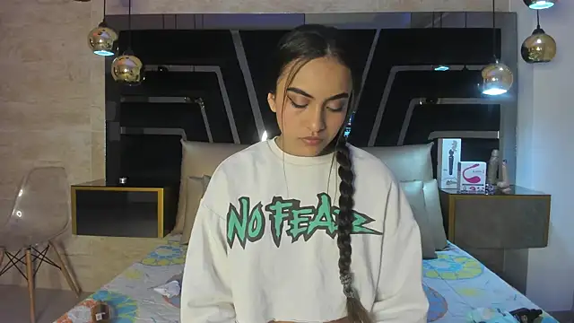 Snapshot of Leslie_Bussh_ chatting on October 2025 08:10:01 PM Leslie Bussh online show from October 2025 08:10:01 PM