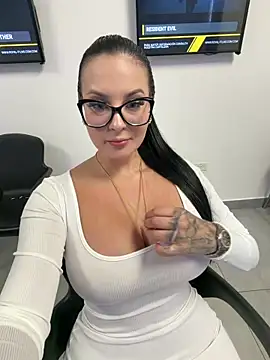 Snapshot of GabyMejiaa chatting on May 2026 02:17:01 AM GabyMejiaa online show from May 2026 02:17:01 AM