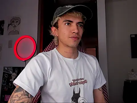 Snapshot of guynextdo0r chatting on October 2025 07:01:02 PM guynextdo0r online show from October 2025 07:01:02 PM