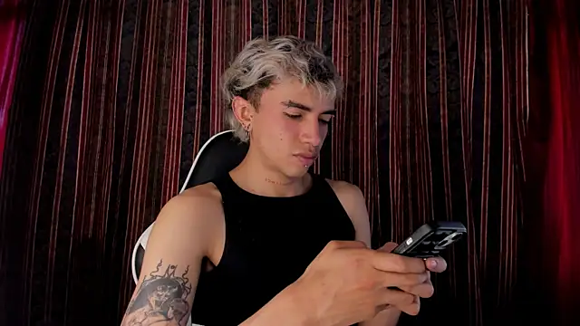 Snapshot of guynextdo0r chatting on December 2025 06:26:01 PM guynextdo0r online show from December 2025 06:26:01 PM