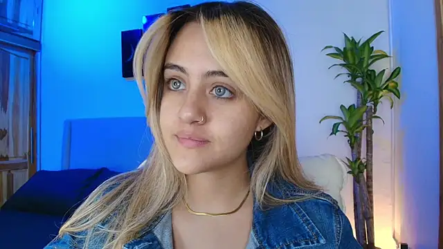 Snapshot of MaryMoon_ chatting on October 2025 01:17:02 AM MaryMoon online show from October 2025 01:17:02 AM