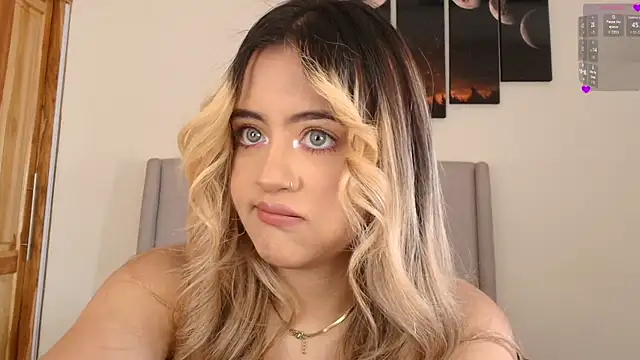 Snapshot of MaryMoon_ chatting on December 2025 06:02:01 PM MaryMoon online show from December 2025 06:02:01 PM