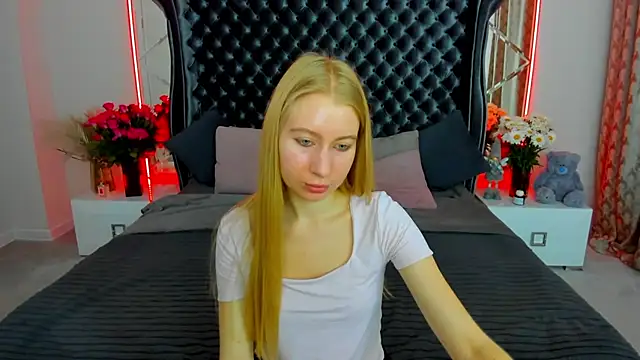 Snapshot of Alina_Blonde chatting on June 2026 05:56:01 AM Alina Blonde online show from June 2026 05:56:01 AM