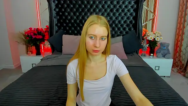Snapshot of Alina_Blonde chatting on June 2026 12:22:01 PM Alina Blonde online show from June 2026 12:22:01 PM