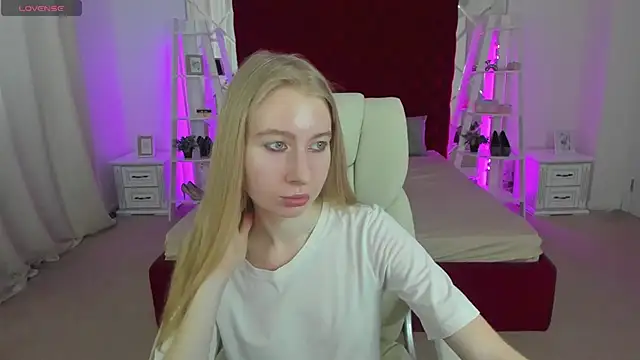 Snapshot of Alina_Blonde chatting on July 2026 05:35:02 AM Alina Blonde online show from July 2026 05:35:02 AM