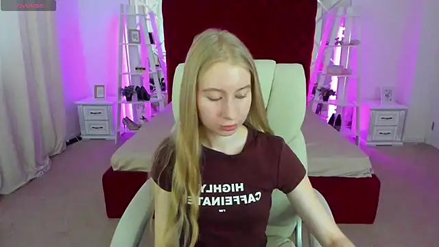 Snapshot of Alina_Blonde chatting on July 2026 05:37:01 AM Alina Blonde online show from July 2026 05:37:01 AM