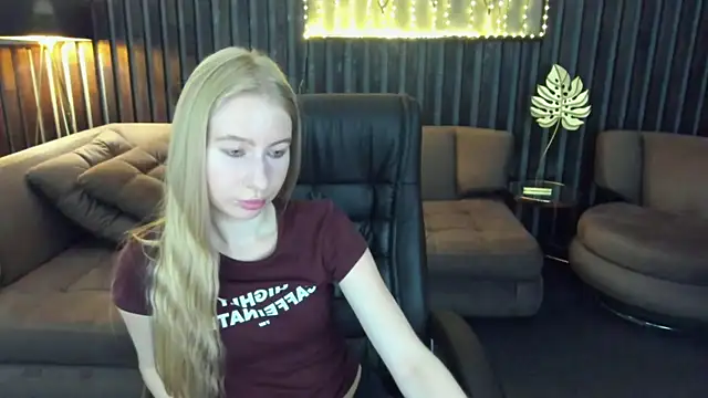 Snapshot of Alina_Blonde chatting on July 2026 05:32:02 AM Alina Blonde online show from July 2026 05:32:02 AM