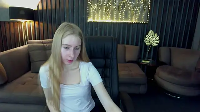 Snapshot of Alina_Blonde chatting on July 2026 05:36:01 AM Alina Blonde online show from July 2026 05:36:01 AM