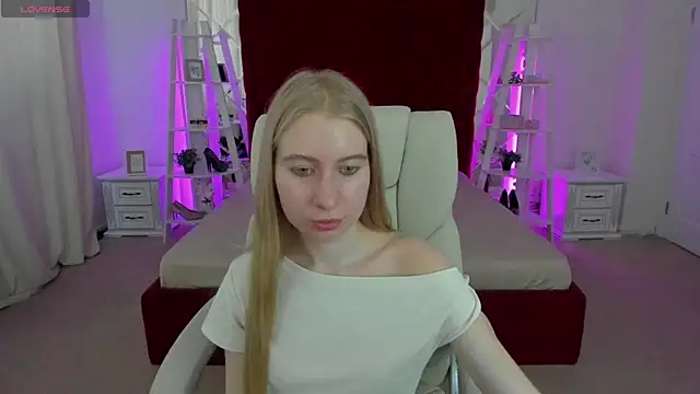 Snapshot of Alina_Blonde chatting on July 2026 10:39:01 AM Alina Blonde online show from July 2026 10:39:01 AM