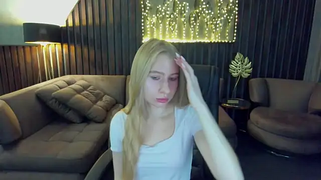 Snapshot of Alina_Blonde chatting on July 2026 05:38:02 AM Alina Blonde online show from July 2026 05:38:02 AM