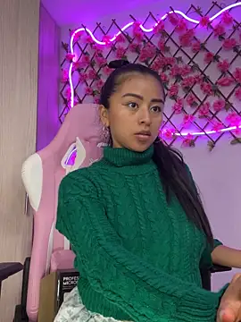 Snapshot of RaquelOficial chatting on October 2025 05:48:02 PM RaquelOficial online show from October 2025 05:48:02 PM