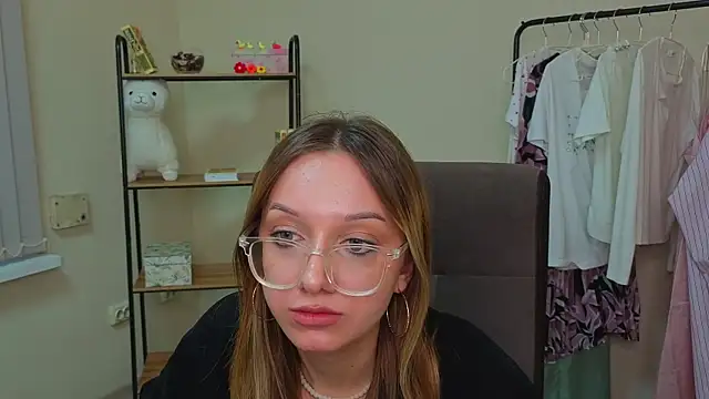 Snapshot of Tina_Brow chatting on September 2025 02:53:02 PM Tina Brow online show from September 2025 02:53:02 PM