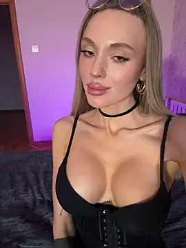 Snapshot of Squirtella chatting on October 2025 09:18:02 AM Squirtella online show from October 2025 09:18:02 AM