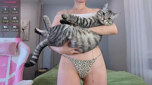 Madison Davies  online show from October 2025 04:01:01 AM