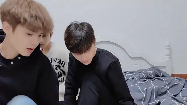 xiaoyi2563 online show from October 2025 01:10:01 PM