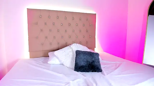 Hayley  Roberts online show from October 2025 06:54:01 PM