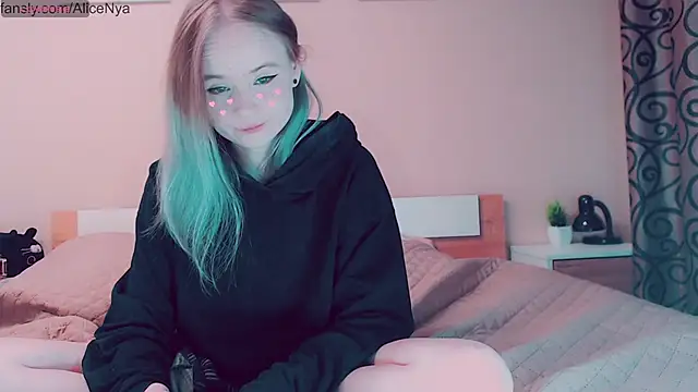 Snapshot of AliceNya_cute chatting on October 2025 04:00:01 AM AliceNya cute online show from October 2025 04:00:01 AM