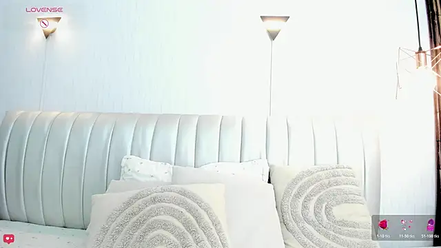 Naomi Rousse online show from April 2026 01:46:01 PM