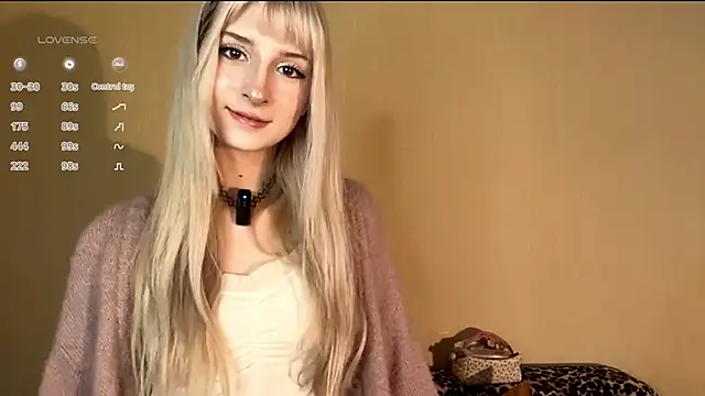 Snapshot of FridaAaberg chatting on November 2025 07:17:01 AM FridaAaberg online show from November 2025 07:17:01 AM