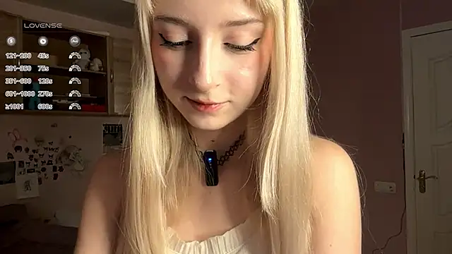 Snapshot of FridaAaberg chatting on November 2025 07:42:02 AM FridaAaberg online show from November 2025 07:42:02 AM