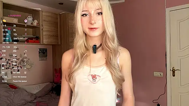 Snapshot of FridaAaberg chatting on November 2025 07:03:02 AM FridaAaberg online show from November 2025 07:03:02 AM