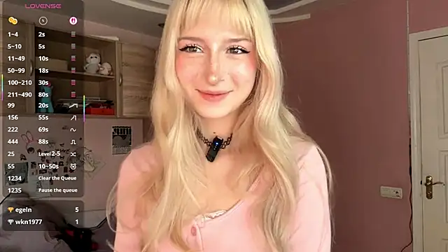 Snapshot of FridaAaberg chatting on November 2025 07:42:02 AM FridaAaberg online show from November 2025 07:42:02 AM