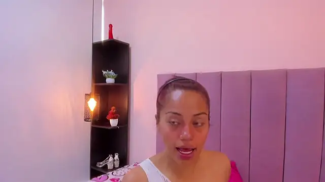 HoollyHendrix online show from November 2025 08:30:01 PM