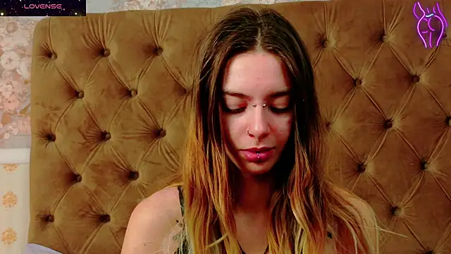 CoraVex online show from November 2025 01:52:02 AM