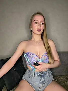 Snapshot of MissOyee chatting on March 2026 07:30:01 PM MissOyee online show from March 2026 07:30:01 PM