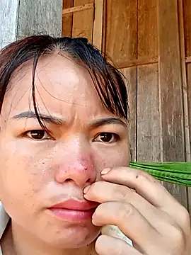 emly-xinh18 online show from October 2025 02:56:01 AM