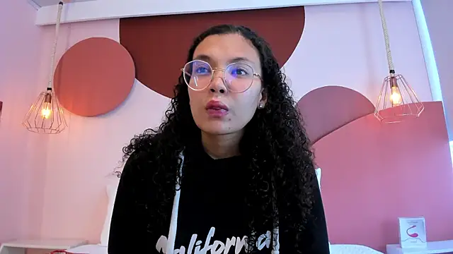 Snapshot of SweetStarr_ chatting on September 2025 01:15:02 PM SweetStarr online show from September 2025 01:15:02 PM