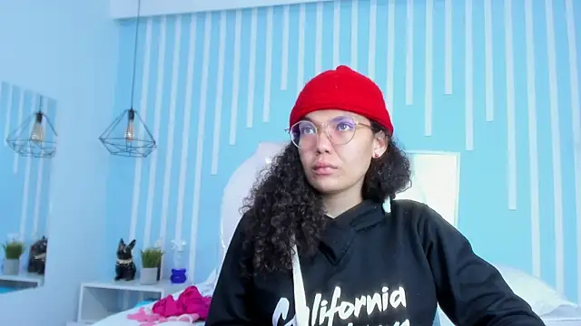 Snapshot of SweetStarr_ chatting on October 2025 12:47:01 PM SweetStarr online show from October 2025 12:47:01 PM