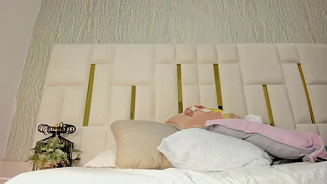 mia vy online show from May 2026 03:02:01 AM