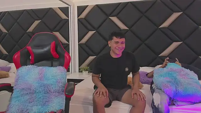 Hot Threesomee online show from November 2025 01:11:02 PM