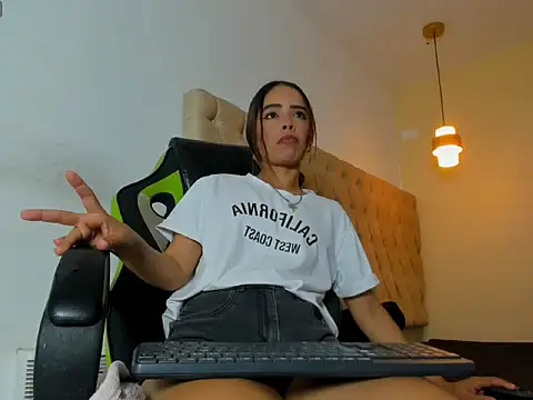 Snapshot of Naomis_35 chatting on October 2025 07:36:02 PM Naomis 35 online show from October 2025 07:36:02 PM