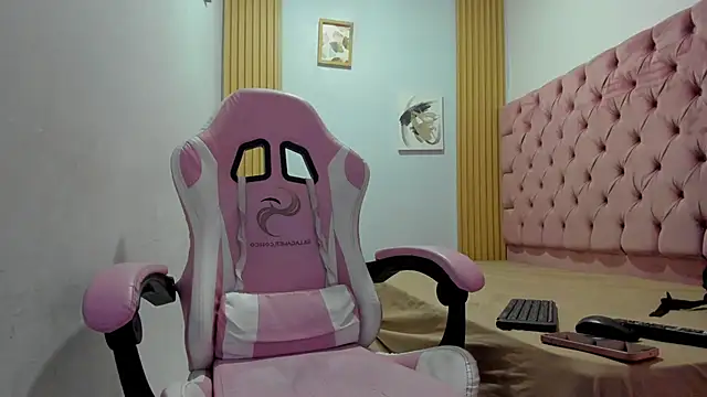 Snapshot of Naomis_35 chatting on November 2025 07:05:02 PM Naomis 35 online show from November 2025 07:05:02 PM